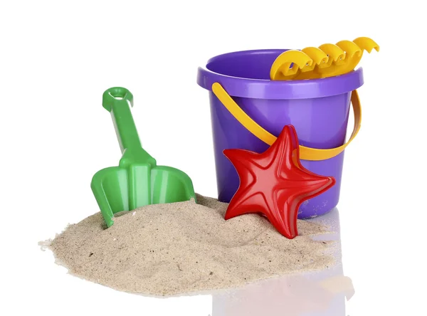 Strandspielzeug für Kinder und Sand isoliert auf weißem Grund — Stockfoto