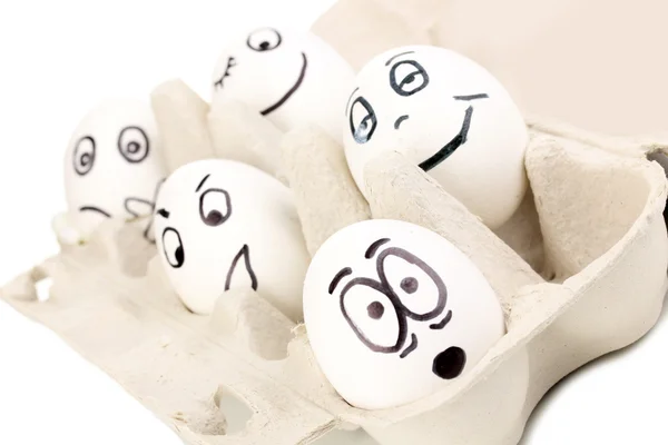 Jaja białe z śmieszne twarze — Zdjęcie stockowe