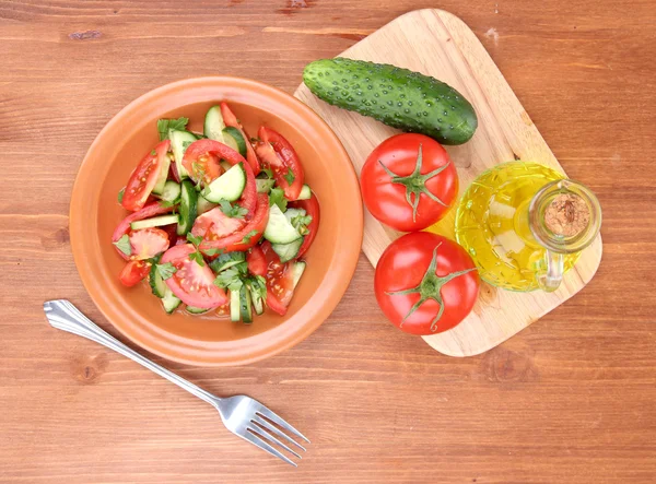 色拉拌西红柿和黄瓜木制背景上 — 图库照片