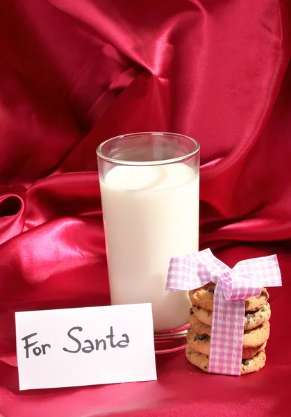 A tej és a cookie-kat a háttér piros ruhát üveg — Stock Fotó