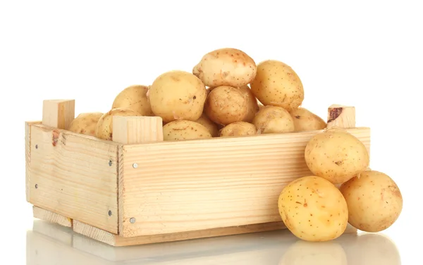 Jonge aardappelen in een houten doos geïsoleerd op witte close-up — Stockfoto