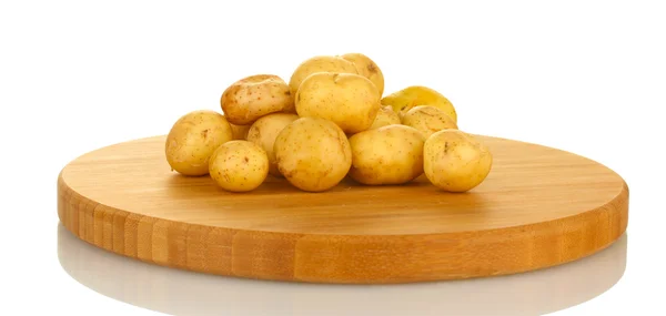 Patatas jóvenes en una tabla de cortar aislada sobre fondo blanco — Foto de Stock