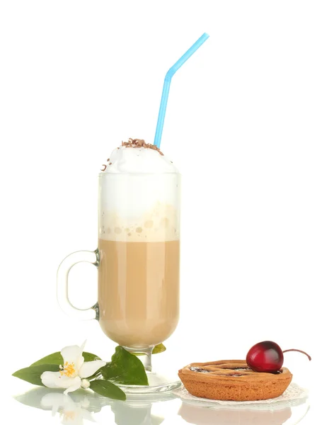 Copo de coquetel de café com torta em guardanapo e flor isolada em branco — Fotografia de Stock