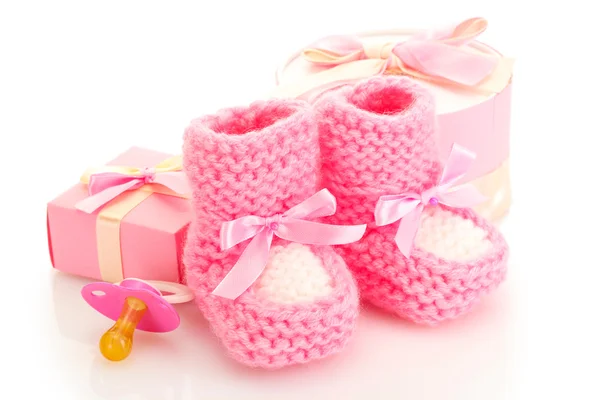 Stivali da bambino rosa, ciuccio, regali e fiori isolati su bianco — Foto Stock