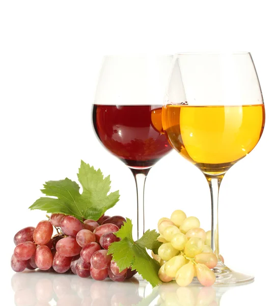 Ποτήρια κρασί και ώριμα σταφύλια που απομονώνονται σε λευκό — Φωτογραφία Αρχείου