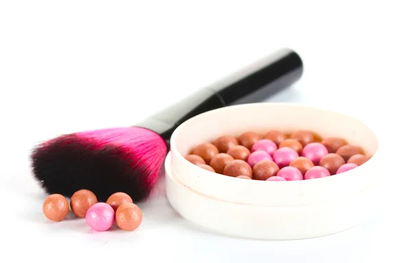 Brosse pour maquillage avec boules de poudre isolées sur blanc — Photo