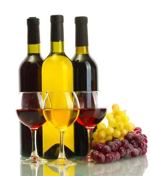 Şişe ve kadeh şarap ve olgunlaşmış üzümler beyaz izole — Stok fotoğraf