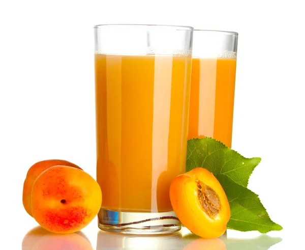 Dvě sklenice meruňkové šťávy a meruňky s listy izolované na bílém — Stock fotografie