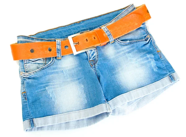 白い背景で隔離の革のベルトを持つ女性のジーンズのショート パンツ — ストック写真