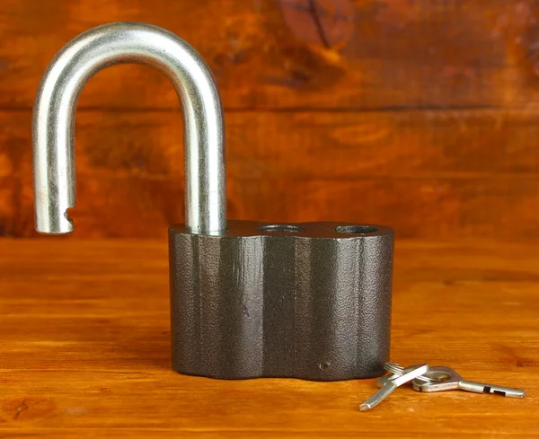 Cadeado velho com chaves no fundo de madeira close-up — Fotografia de Stock