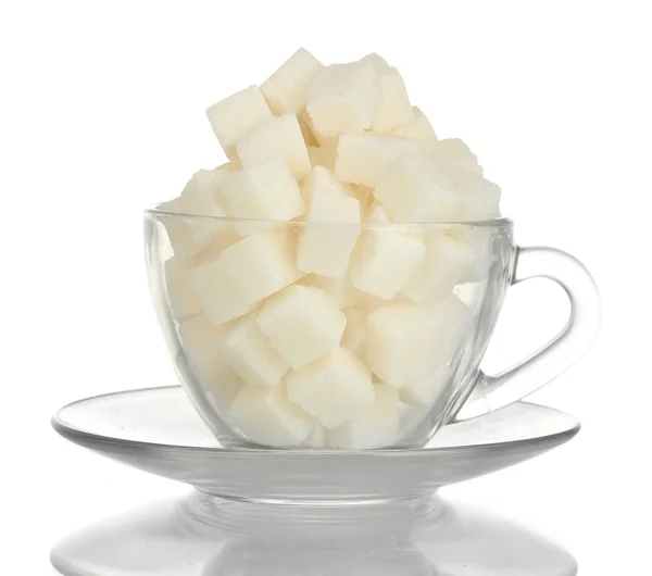 Raffinierter Zucker im Glasbecher isoliert auf weißem Hintergrund — Stockfoto