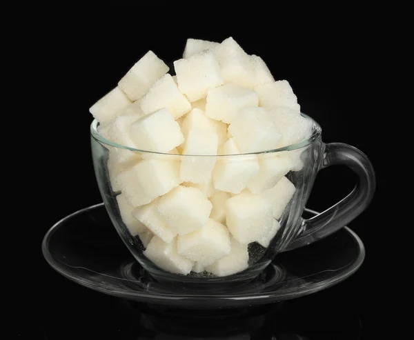 Rafinowany cukier w szkła kubek na białym tle na czarnym tle z bliska — Zdjęcie stockowe