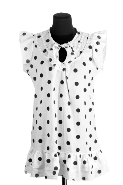 Mulher branco preto polka dot vestido no manequim no fundo branco — Fotografia de Stock