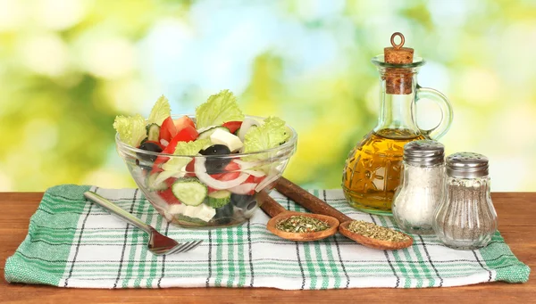 Lekkere Griekse salade op helder groene achtergrond — Stockfoto