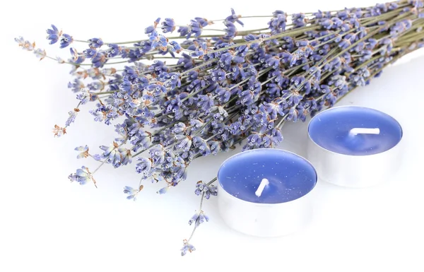 Lavendelblüten und Kerzen isoliert auf weiß — Stockfoto