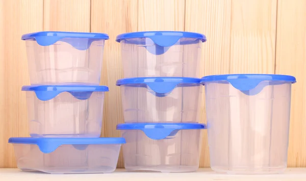 Kunststoffbehälter für Lebensmittel auf Holzboden — Stockfoto