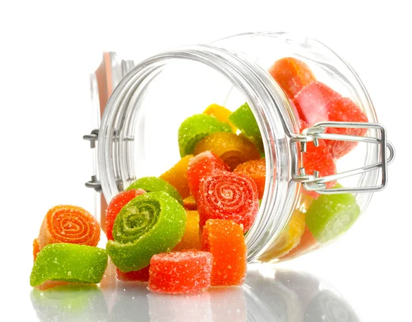 Fargerike gele søtsaker i glasskrukke isolert på hvit – stockfoto