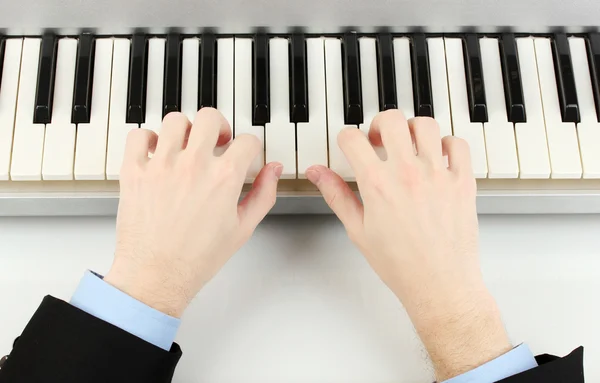 Mãos de homem tocando piano — Fotografia de Stock
