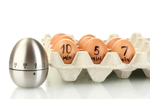 Eier in Schachtel und Eieruhr isoliert auf weiß — Stockfoto