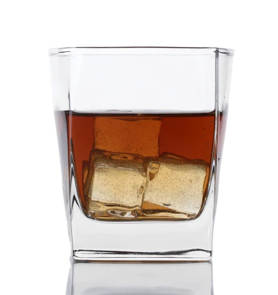 Vaso de whisky y hielo aislado en blanco — Foto de Stock