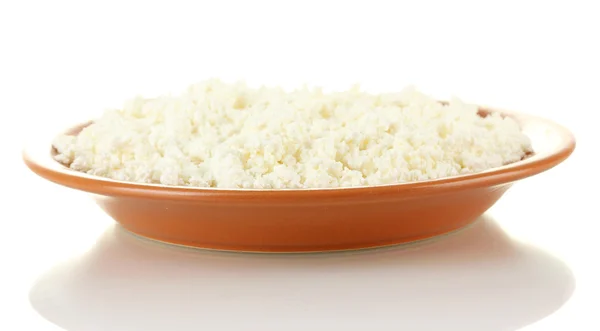 Brânză de vaci într-o farfurie izolată pe alb — Fotografie, imagine de stoc