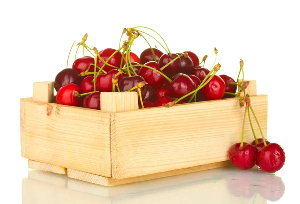Cherry v dřevěné krabici, izolované na bílém — Stock fotografie