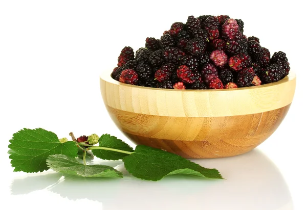Wooden bowl with ripe mulberries isolated on white close-up — Stock Photo, Image