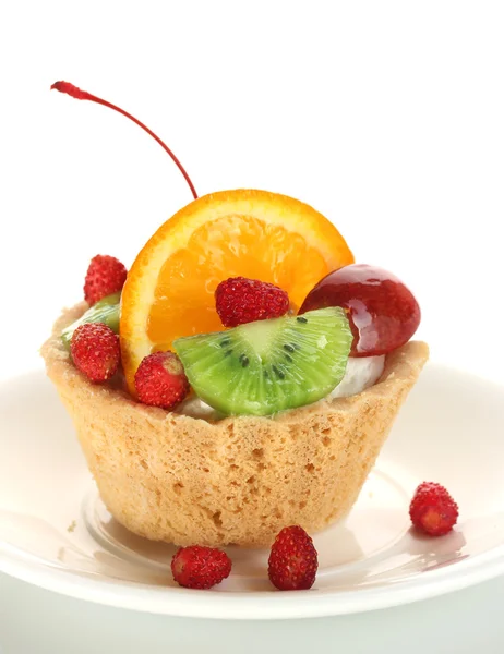 白で隔離されるプレート上の果物と甘いケーキ — ストック写真