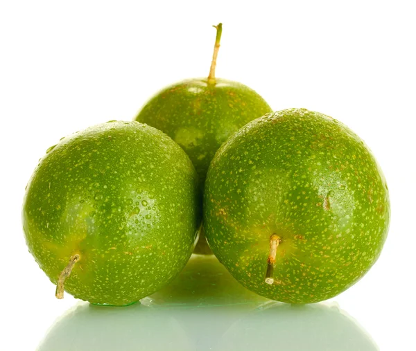 Trois fruits verts de la passion isolés sur blanc — Photo