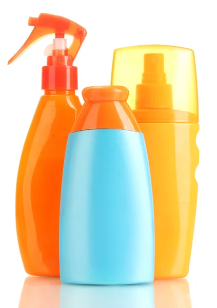 Bottiglie con crema abbronzante isolata su bianco — Foto Stock