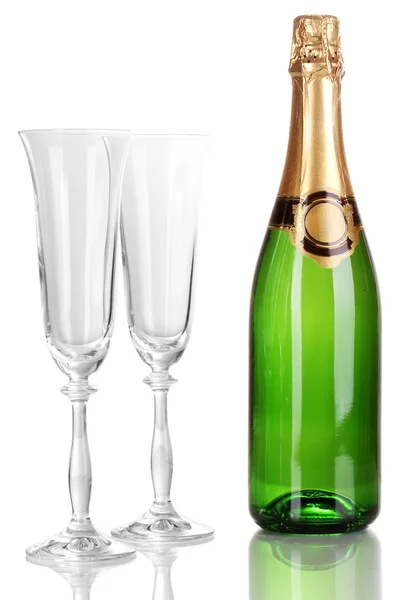 Пляшка шампанського і келихів ізольовані на білому — стокове фото