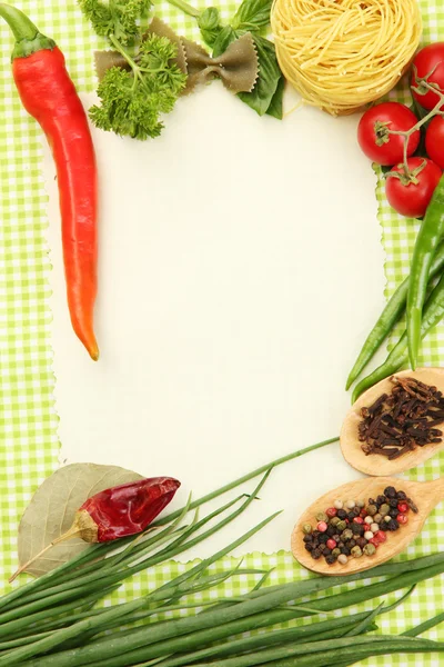 レシピ、野菜、緑の背景にスパイスの紙 — ストック写真