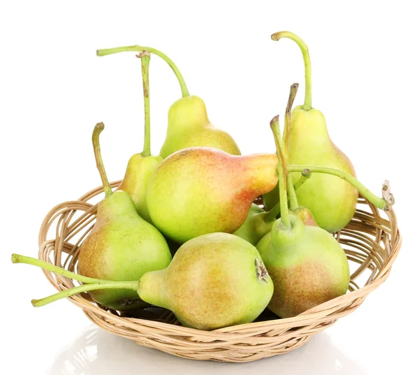 Rijpe peren in mand geïsoleerd op wit — Stockfoto