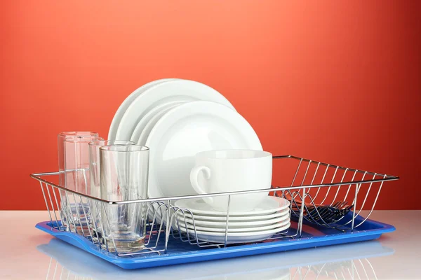Чистая посуда на красном фоне — стоковое фото