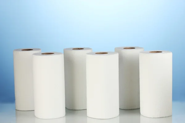 Рулоны туалетной бумаги на синем фоне — стоковое фото