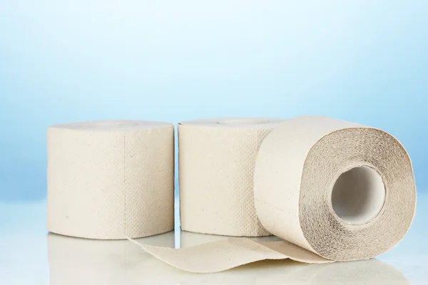 Role toaletního papíru na modrém pozadí — Stock fotografie
