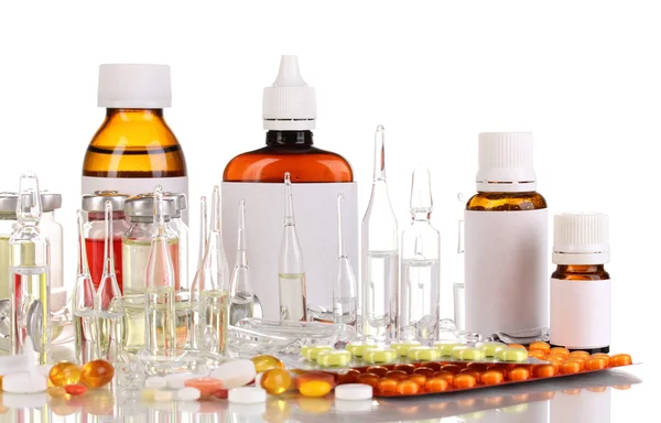 Medizinische Flaschen mit medizinischen Ampullen und Tabletten isoliert auf weiß — Stockfoto