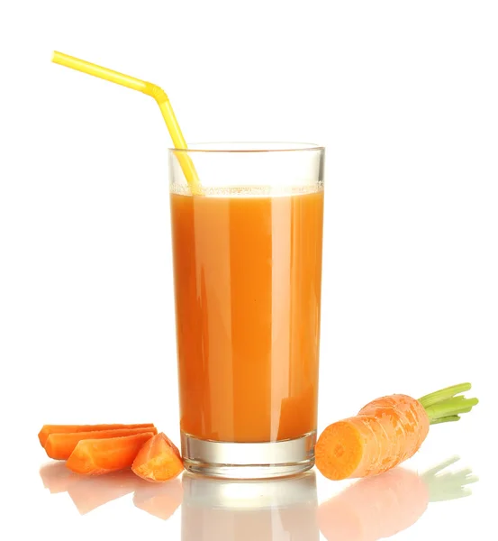 Стакан морковного сока и свежая морковь изолированы на белом — стоковое фото