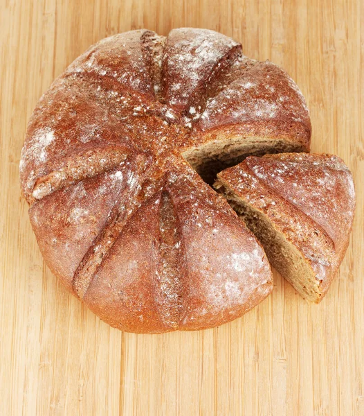 Dilimlenmiş ekmek ahşap arka plan yakın çekim — Stok fotoğraf