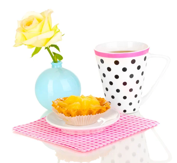 Γλυκό κέικ με φλιτζάνι τσάι που απομονώνονται σε λευκό — Φωτογραφία Αρχείου