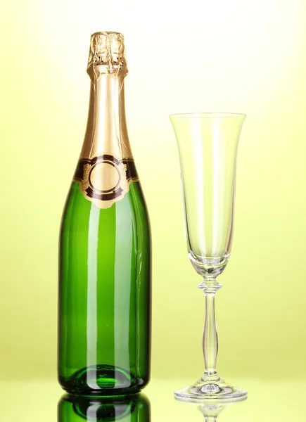 Bottle of champagne and goblet on green background — Stock Photo, Image