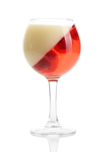 Fruchtgelee mit Himbeeren im Glas isoliert auf weiß — Stockfoto