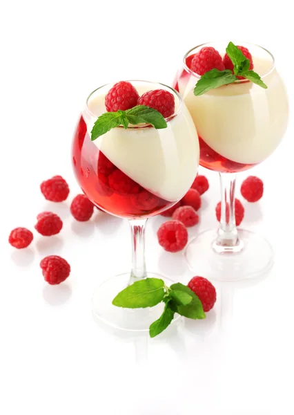 Jalea de frutas con frambuesas en vasos aislados en blanco —  Fotos de Stock