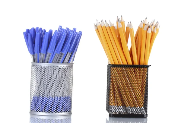 Ołów ołówki i długopisy w metalowe kubki na białym tle — Zdjęcie stockowe