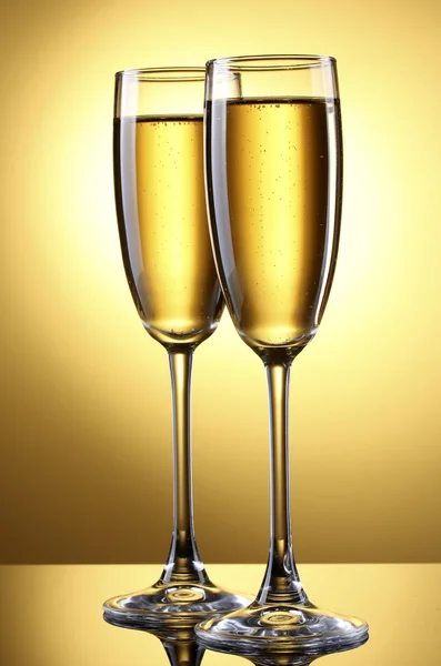 Glazen champagne op gele achtergrond — Stockfoto
