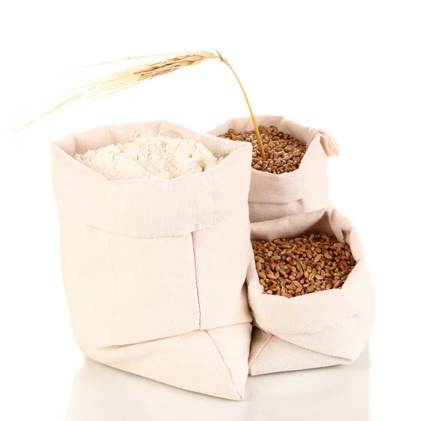 Мука и пшеничное зерно изолированы на белом — стоковое фото
