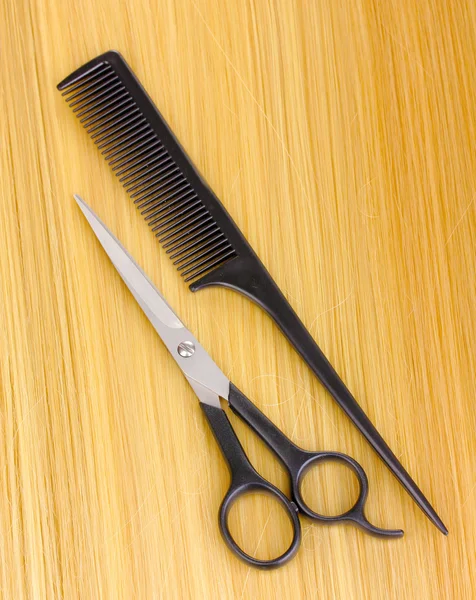 Lesklé světlé vlasy s vlasy nůžky a hřeben detail — Stock fotografie