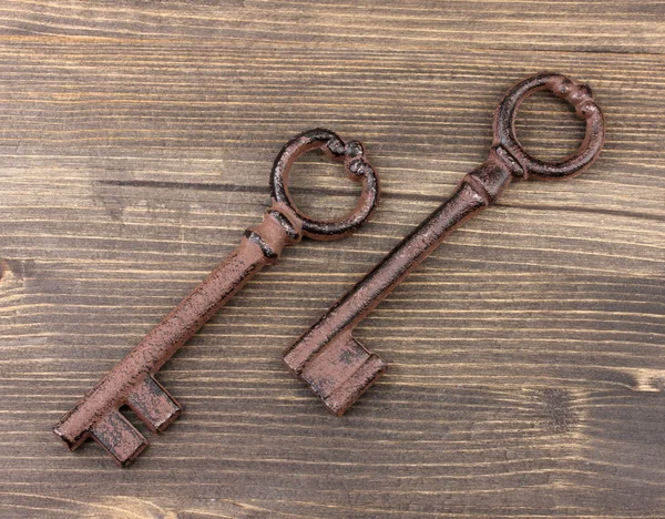 Två antika nyckel på trä bakgrund — Stockfoto