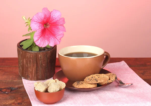 Café avec sucre pour le petit déjeuner sur un fond lumineux et coloré — Photo