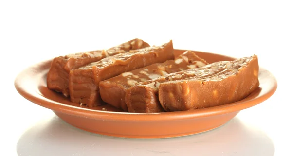 Cut East Bonbons - Serbet mit Nüssen im Teller isoliert auf weißem Hintergrund — Stockfoto